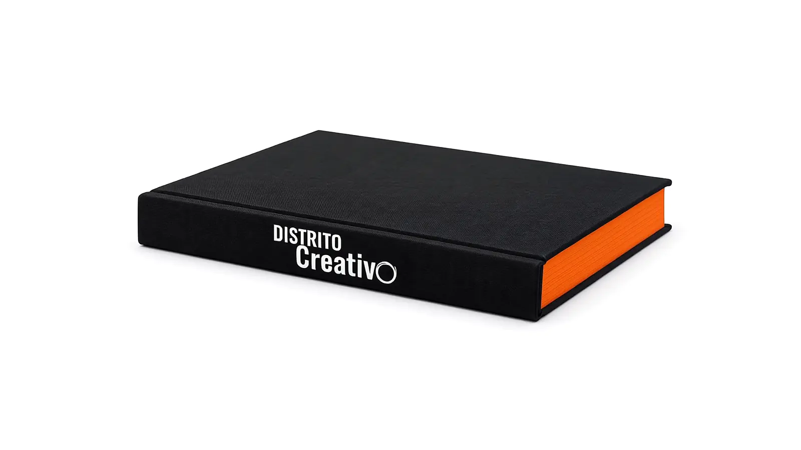 Libro de tapa dura de Distrito Creativo en lino negro, con el logotipo en el lomo y los cantos en naranja